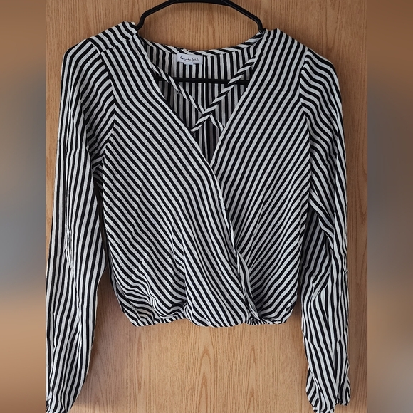 Women’s Long Sleeve Black and White Stripe Macy’s Top! Size s/p - Picture 1 of 4